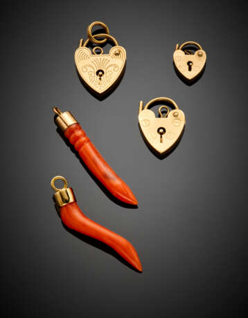 Red 9K and 18K gold lot comprising three padlock pendants and two coral lucky charms - фото 1