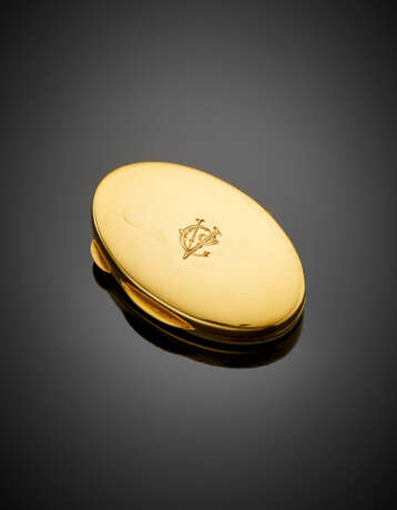 Oval yellow gold pill case with the letters "CV" on the cover - фото 1