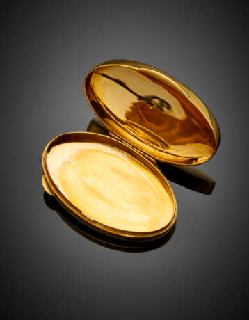 Oval yellow gold pill case with the letters "CV" on the cover - photo 2
