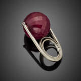 White gold ring with faceted ruby bead of mm 21.75 circa and small diamond shoulders - Foto 1