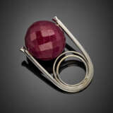 White gold ring with faceted ruby bead of mm 21.75 circa and small diamond shoulders - photo 2