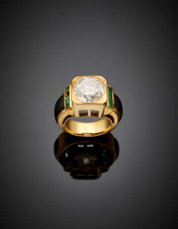 Colourless stone yellow gold ring accented on the stem with onyx and carré emeralds - photo 1