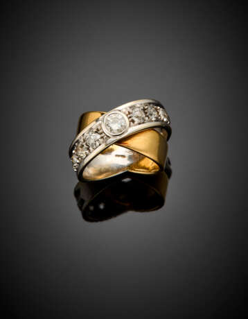 Round ct. 0.33 circa diamond and old mine diamond bi-coloured gold crossed ring in all ct. 1.20 circa - Foto 1