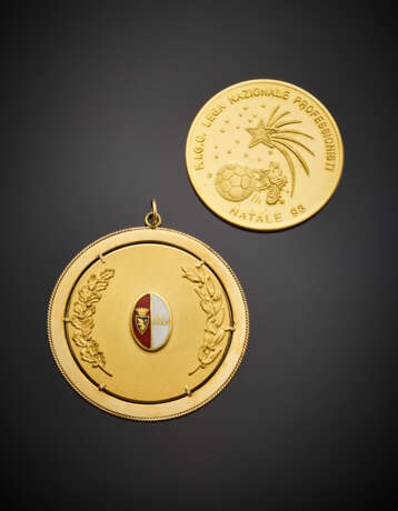 Yellow gold enamel lot comprising a medal of "FIGC Lega Nazionale Professionisti - photo 1