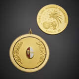 Yellow gold enamel lot comprising a medal of "FIGC Lega Nazionale Professionisti - фото 1
