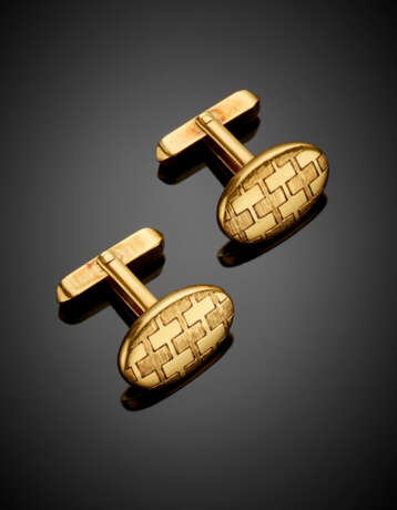 Yellow partly chiseled gold oval cufflinks - фото 1