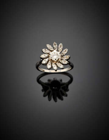 Round diamond white gold daisy ring - фото 1