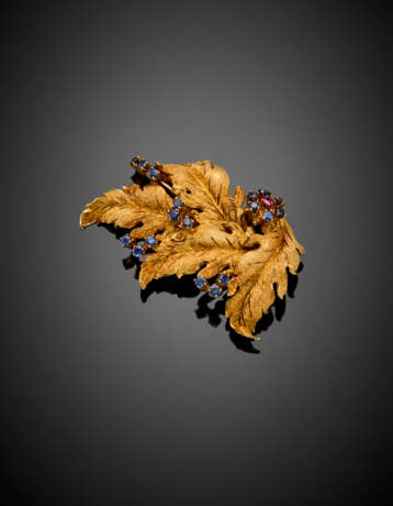 Yellow chiseled gold leaf brooch accented with ruby and sapphires - Foto 1