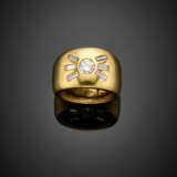 Round ct. 0.30 circa diamond and diamond baguette yellow gold band ring - Foto 1