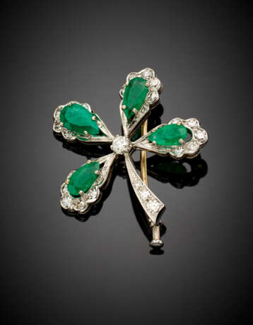 Diamonds and emerald white gold four-leaf clover brooch - photo 1