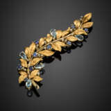 Yellow gold leaf brooch accented with round sapphires - Foto 1