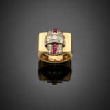 Round diamond and carré ruby yellow gold ring - фото 1