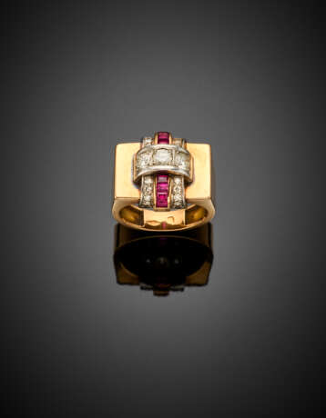 Round diamond and carré ruby yellow gold ring - photo 1