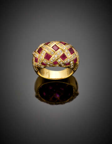 Yellow gold calibré ruby and diamond ring - фото 1