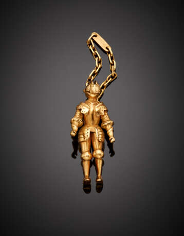 Yellow gold keyring with suit of armour pendant - фото 1