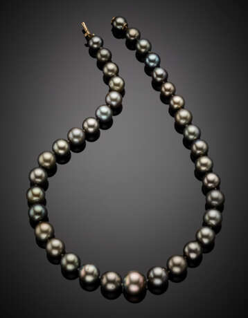 Black cultured pearl necklace with white gold clasp - фото 1