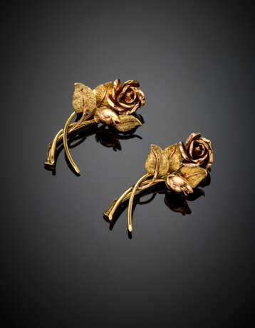 Pair of red and yellow 14K gold rose brooches - фото 1