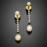 Diamond and button pearl silver and gold ear pendants holding two mm 9x6.50 circa slightly irregular pearl drops - Foto 1