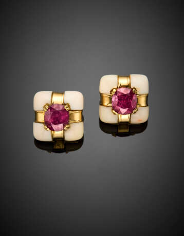 White coral and red oval corundum yellow gold earrings - Foto 1