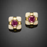 White coral and red oval corundum yellow gold earrings - photo 1