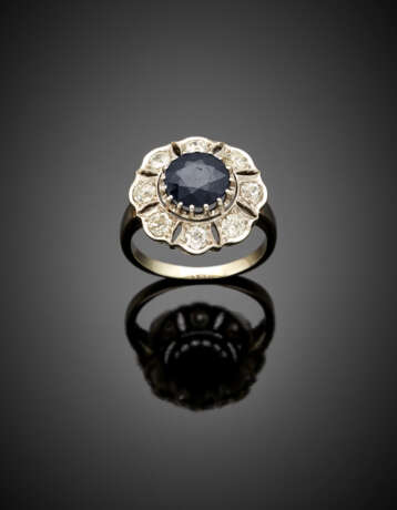 Round ct. 3.50 circa sapphire and diamond white gold cluster ring - Foto 1