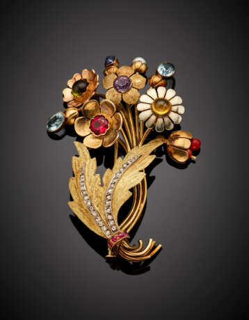 Bi-coloured 9K gold flower brooch accented with diamonds - фото 1