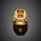 Round and calibré diamond with octagonal ct. 3.20 circa citrine quartz yellow gold ring - фото 1