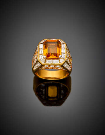 Round and calibré diamond with octagonal ct. 3.20 circa citrine quartz yellow gold ring - фото 1