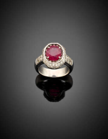 Round diamond white gold ring with a central red corundum - Foto 1