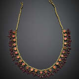 Yellow gold necklace with pink back-foiled cabochon stones and pendant spinel beads - Foto 1