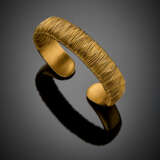 *Yellow partly glazed gold rigid cuff bracelet accented with coiled gold wire - photo 1