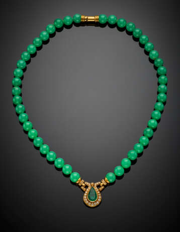 Crypto crystalline green quartz bead necklace with ct. 2.50 circa emerald and diamond yellow gold central - фото 1