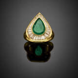 Pear shape ct. 1.75 circa emerald and tapered diamond yellow gold ring - фото 1