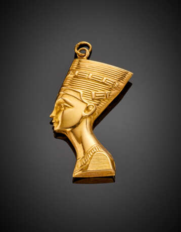 Yellow gold Egyptian profile pendant - photo 1