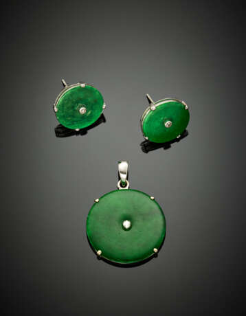 White 9K gold and tinted jadeite lot comprising cm 2.70 circa pendant and cm 1.30 circa earrings - фото 1