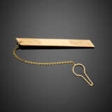 Yellow chiseled gold tie clip - фото 1