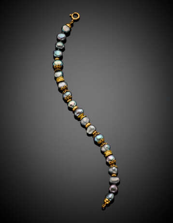 Irregular grey pearl bracelet with yellow gold clasp and spacers - фото 1