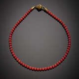 Red mm 6 circa coral bead necklace with gilt metal clasp - фото 1