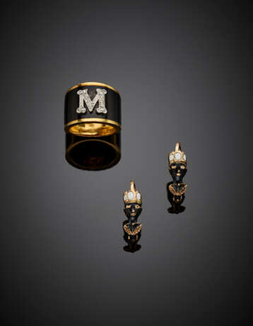 Lot comprising 12K gold and enamel blackamoor earrings and a yellow 18K gold black enamel ring with white gold diamond initial - Foto 1