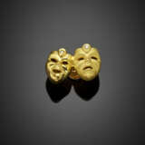 Yellow partly sabled gold two mask pin accented with small diamonds - Foto 1