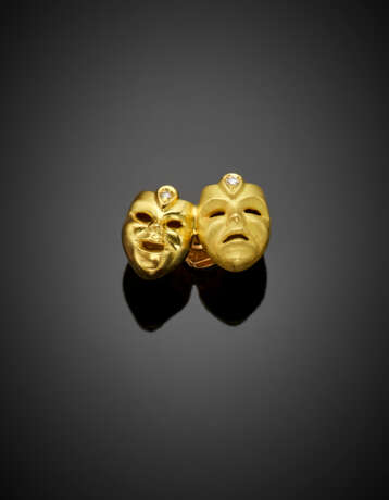 Yellow partly sabled gold two mask pin accented with small diamonds - фото 1