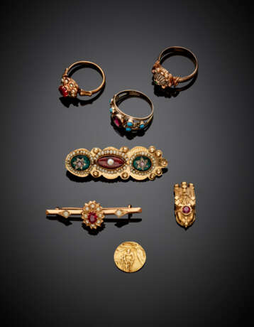 Red and yellow 9K and 18K gold lot comprising a seedpearl and paste ring and brooch - фото 1