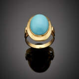 Oval turquoise paste yellow gold ring - фото 1