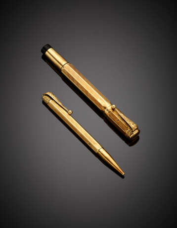 Gilt metal lot comprising a fountain pen and a pencil holder. (slight defects) - Foto 1