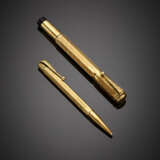 Gilt metal lot comprising a fountain pen and a pencil holder. (slight defects) - photo 1