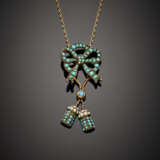 Yellow 18K gold chain with silver and 9K gold turquoise and seedpearl bow and tassel pendant of cm 4.20 circa - Foto 1