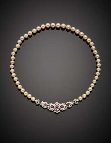 White cultured slightly graduated pearl necklace with white gold ruby clasp - photo 1