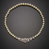 White cultured slightly graduated pearl necklace with white gold ruby clasp - Foto 1