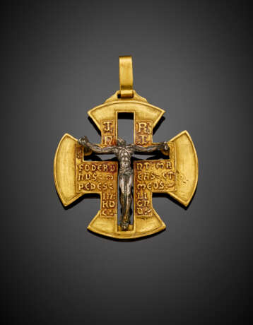 Yellow gold pendant cross with a silver Christ sculpture and latin inscription - Foto 1