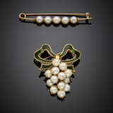 Two cultured pearl yellow gold brooches of cm 5.30 and cm 4 circa - фото 1